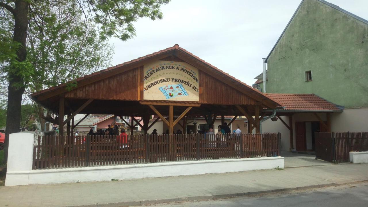 Restaurace A Penzion Ubrousku Prostri Se Nová Bystřice 外观 照片
